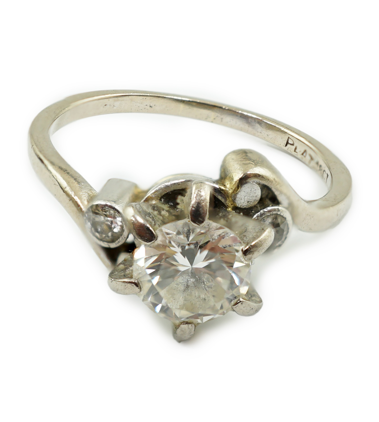 An 18ct white gold, platinum and single stone diamond set ring, with two stone diamond set shoulders